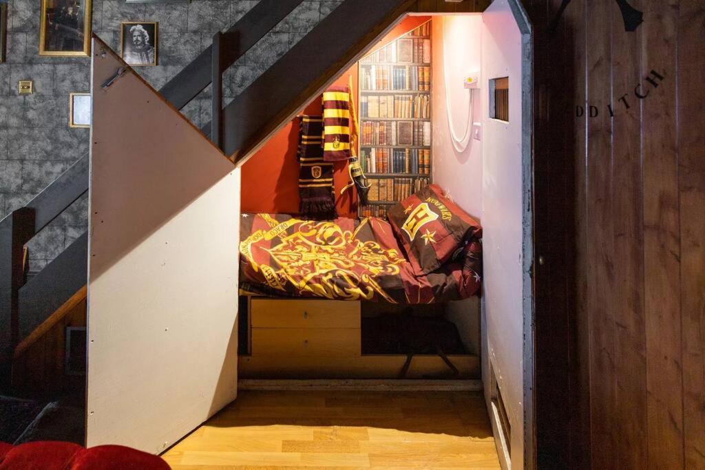 Hogwarts Hideaway Themed * Watford (Hertfordshire)